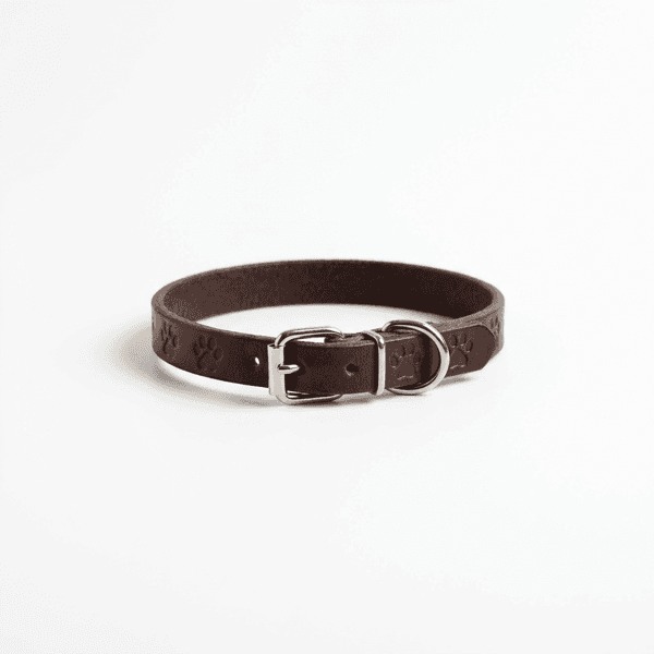 Collar de piel con huellas